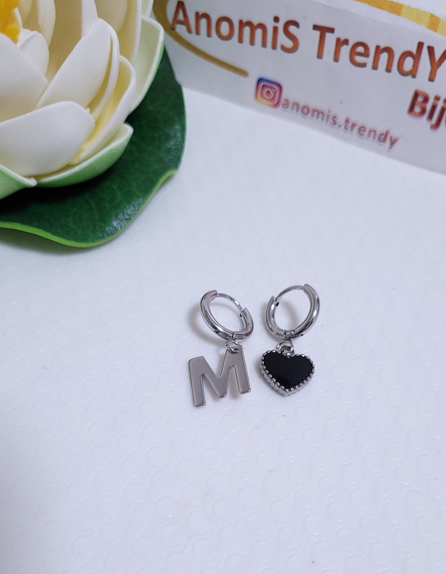 Orecchini cerchi 1cm bombati con Cuore smaltato nero personalizzabili